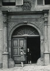 Slovakia, Selva di Val Gardena, Szentháromság tér, Limpacher-palota., 1930, Schermann Ákos, Czechoslovakia, crest, house number sign, portal, Fortepan #95810