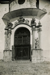 Slovakia, Selva di Val Gardena, a Kálvária felső vagy német templomának bejárata., 1930, Schermann Ákos, Czechoslovakia, church, calvary, Fortepan #95813