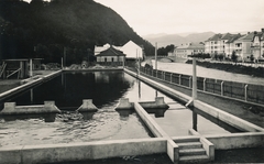 Slovakia, Banská Bystrica, uszoda az Urpin-hegy lábánál, jobbra a Garam túlpartján a Štadlerovo nábrežie házai., 1930, Schermann Ákos, Czechoslovakia, beach, swimming pool, Fortepan #95820