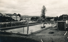 Slovakia, Banská Bystrica, uszoda az Urpin-hegy lábánál, balra a Garam túlpartján a Štadlerovo nábrežie házai., 1930, Schermann Ákos, Czechoslovakia, swimming pool, pool stairs, starting block, Fortepan #95821