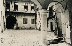 Slovakia, Banská Bystrica, Alsó utca (Dolná ulica) 8., a Bethlen ház udvara., 1930, Schermann Ákos, Czechoslovakia, yard, courtyard balcony, ladder, Fortepan #95823