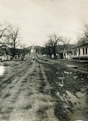 Magyarország, Kóspallag, Szent István út, szemben a Szűz Mária neve római katolikus templom., 1931, Schermann Ákos, falu, utcakép, sár, út, Fortepan #95829