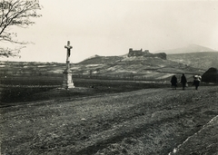 Magyarország, Boldogkőváralja, kőkereszt a Kossuth Lajos utcánál, háttérben a vár., 1932, Schermann Ákos, várrom, feszület, Fortepan #95847