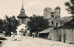 Románia,Erdély, Óradna, balra az 1825-ben épült fa tetőszerkezetű és fatornyos görögkatolikus templom, jobbra a középkori templomrom., 1941, Schermann Ákos, rom, fatemplom, görög katolikus, Fortepan #95852