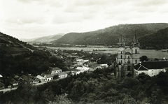 Szlovákia, Garamszentbenedek, jobbra a bencés apátsági templom és kolostor épülettömbje, háttérben a Garam folyó., 1939, Schermann Ákos, óra, városkép, látkép, Első Szlovák Köztársaság, bencés rend, Fortepan #95863