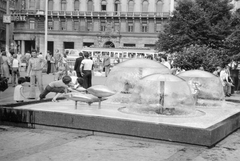 Magyarország, Budapest VIII., Blaha Lujza tér., 1977, Fortepan, szökőkút, óra, utcakép, életkép, villamos, Budapest, Fortepan #9591