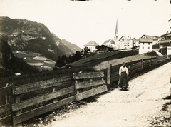 Olaszország, Santa Cristina Valgardena, jobbra a plébániatemplon (Chiesa di Santa Cristina e Sant'Antonio Abate)., 1927, Schermann Ákos, viselet, Fortepan #95911