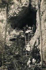 Szlovákia, Szlovák Paradicsom Nemzeti Park, Káposztafalva, a Mnichova diera barlang a Hernád-áttörésben., 1918, Schermann Ákos, létra, barlang, létrán ülés, Fortepan #95920