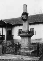 Slovakia, Modrý Kameň, Ferenc József tér (Mariánske námestie)., 1931, Schermann Ákos, Czechoslovakia, public building, Obelisk, national emblem, Fortepan #95939