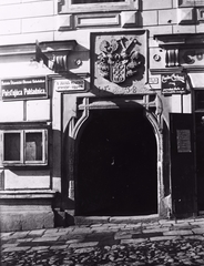 Slovakia, Selva di Val Gardena, Szentháromság tér, Rubigall- (Rothhahn-) ház., 1930, Schermann Ákos, Czechoslovakia, sign-board, crest, street name sign, lawyer, Fortepan #95986