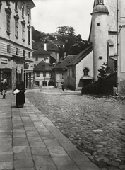 Slovakia, Selva di Val Gardena, Kossuth Lajos tér (később Radničné námestie) a Szentháromság tér felé nézve. Jobbra a Szent Katalin-templom., 1930, Schermann Ákos, Czechoslovakia, street view, old person, Fortepan #95997