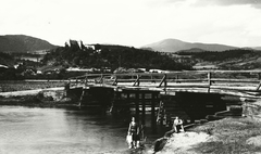 Slovakia, Slovenská Ľupča, a község látképe dél felöl, előtérben a Garam, szemben a vár., 1930, Schermann Ákos, Czechoslovakia, river, castle, wooden bridge, Fortepan #96000