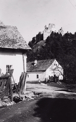 Slovakia, Divín, ulica Petra Jilemnického, háttérben a vár., 1930, Schermann Ákos, Czechoslovakia, castle ruins, Fortepan #96011