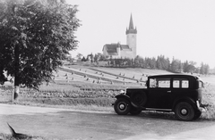 Szlovákia, Csütörtökhely, Szent László-templom., 1932, Schermann Ákos, Csehszlovákia, templom, automobil, búzatábla, Fortepan #96017