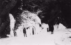 Szlovákia, Szlovák Paradicsom Nemzeti Park, Káposztafalva, a megfagyott Večný dážď vízesés a Hernád-áttörés szurdokában., 1928, Schermann Ákos, Csehszlovákia, híd, vízesés, jégcsap, Fortepan #96038