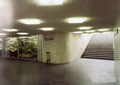 Magyarország, Budapest V., Deák Ferenc tér, aluljáró., 1975, Kádas Tibor, kereskedelem, színes, aluljáró, virág, szemetes, metró, Budapest, Fortepan #9611