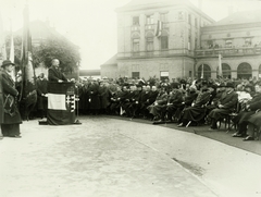 Magyarország, Pécs, Indóház tér. Az I. világháború vasutas hősi emlékművének leleplezése, beszél Neÿ Ákos MÁV-igazgató, a Hadviselt Magyar Vasutasok Országos Szövetségének elnöke. A felvétel 1938. október 30-án készült., 1938, Buzinkay Géza, Fortepan #96113