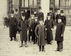 Magyarország, Budapest V., Kossuth Lajos (Tömő) tér, a Parlament főbejárata. A sziámi trónörökös látogatása. 
A legelső sorban középen Vadzsiravudh /Vajiravudh trónörökös látható (RAMA VI)., mellette balról Tarkovich József államtitkár, jobbról gróf Szapáry Pál. Közvetlen a trónörökös mögött Luang Sarasiddhy kapitány, mellette jobbról Phya Rajavallabh ezredes, balról Drasche-Lázár Alfréd miniszteri fogalmazó. Szapáry gróf háta mögött legfölül Phya Visutz Kosa miniszter, a trónörökös kíséretének tagja, Tarkovich államtitkár mögött Ney Béla miniszteri tanácsos., 1902, Buzinkay Géza, híres ember, cilinder, Budapest, zsebredugott kéz, Fortepan #96121