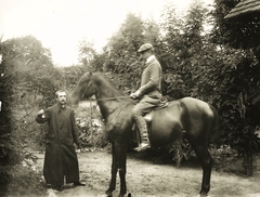 Szlovákia, Csejte, balra Neÿ Géza, később Pest-Pilis-Solt-Kiskun vármegye főjegyzője, a lovon Neÿ Ákos a Duna-Száva-Adria Vasút későbbi igazgatója., 1900, Buzinkay Géza, lovas, dupla soros kabát, Fortepan #96128