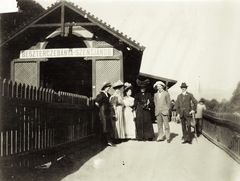 Slovakia, Banská Bystrica, Szent János vasútállomás., 1908, Buzinkay Géza, fashion, tableau, lath fence, train station, place-name signs, Fortepan #96132