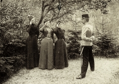 Szlovákia, Csejte, "hölgyek kiképzése"., 1900, Buzinkay Géza, egyenruha, tréfálkozás, katona, tisztelgés, kard, huszár, hölgy, csákó, tiszt, terpesz, hátratett kéz, hárman, Fortepan #96146