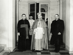 Magyarország, budai Vár, Budapest I., Országház utca 14., a budavári római katolikus egyházközség kultúrtermének avatása a plébánián 1942. december 13-án. Balról: Kátay Béla plébános, Serédi Jusztinián hercegprímás és Neÿ Ákos, az egyházközség világi elnöke., 1942, Buzinkay Géza, Budapest, Fortepan #96159