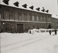 Magyarország, budai Vár, Budapest I., Úri utca 19., 1945, Buzinkay Géza, Budapest, szánkó, férfi, hó, gyerek, Fortepan #96164