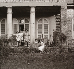 Magyarország, Budapest, 1955, Buzinkay Géza, képarány: négyzetes, család, zsalugáter, oszlop, generációk, Fortepan #96167