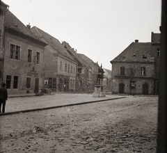 Magyarország, budai Vár, Budapest I., Úri utca a Szentháromság utcai kereszteződésnél, középen Hadik András lovasszobra., 1945, Buzinkay Géza, épületkár, lovas szobor, Budapest, Hadik András-ábrázolás, Fortepan #96172