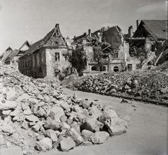 Magyarország, budai Vár, Budapest I., Úri utca - Szentháromság utca sarok, középen Hadik András lovasszobra., 1945, Buzinkay Géza, háborús kár, épületkár, lovas szobor, Budapest, Hadik András-ábrázolás, Fortepan #96173