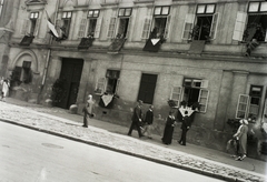 Magyarország, budai Vár, Budapest I., Úri utca 19., feldíszítve az úrnapi körmenetre., 1932, Buzinkay Géza, zászló, járókelő, utcakép, életkép, Budapest, Fortepan #96175