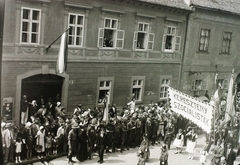 Magyarország, budai Vár, Budapest I., Úri utca 22., Szent Jobb körmenet., 1932, Buzinkay Géza, zászló, utcakép, cserkész, sokaság, transzparens, Budapest, Fortepan #96176