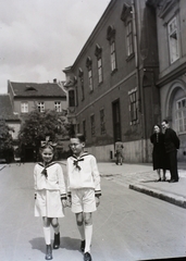 Magyarország, budai Vár, Budapest I., Úri utca a Hadik szobor mellett, szemben a Szentháromság utca házai., 1941, Buzinkay Géza, szemüveg, gyerekek, masni, matrózblúz, kettős portré, Budapest, Fortepan #96179