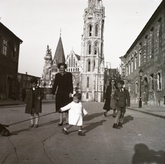 Magyarország, budai Vár, Budapest I., Szentháromság utca, szemben a Mátyás-templom., 1951, Buzinkay Géza, Budapest, gyerekek, anya, Fortepan #96202