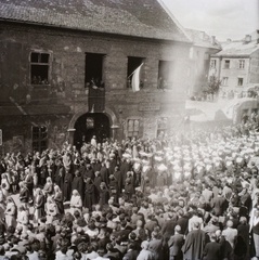 Magyarország, budai Vár, Budapest I., Úri utca 24, háttérben a Szentháromság utca házai. Szent Jobb körmenet., 1949, Buzinkay Géza, Budapest, körmenet, katolikus, ünnep, Fortepan #96203