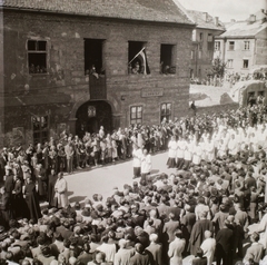 Magyarország, budai Vár, Budapest I., Úri utca 24, háttérben a Szentháromság utca házai. Szent Jobb körmenet., 1949, Buzinkay Géza, Budapest, körmenet, Fortepan #96206