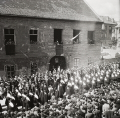 Magyarország, budai Vár, Budapest I., Úri utca 24, háttérben a Szentháromság utca házai. Szent Jobb körmenet., 1949, Buzinkay Géza, Budapest, körmenet, Fortepan #96208