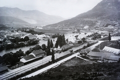 Slovakia, Ružomberok, a város látképe a Vág folyóval, előtérben a vasútállomás., 1906, Magyar Földrajzi Múzeum / Erdélyi Mór cége, bridge, river, train station, bird's eye view, Fortepan #96229