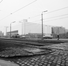 Magyarország, Budapest XI., Október huszonharmadika (Schönherz Zoltán) utca, az épülő Skála Áruház., 1976, Kádas Tibor, kereskedelem, csehszlovák gyártmány, német gyártmány, szovjet gyártmány, építkezés, teherautó, Skoda-márka, Lada-márka, Barkas-márka, automobil, Budapest, Fortepan #9624