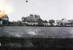 Slovakia, Fiľakovo, előtérben az ulica Slovenského národného povstania (Szlovák Nemzeti Felkelés), szemben a vár, balra a katolikus templom., 1903, Magyar Földrajzi Múzeum / Erdélyi Mór cége, castle ruins, Fortepan #96240