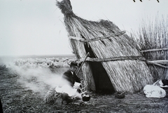 Hungary, Hortobágy, életkép a pusztáról., 1908, Magyar Földrajzi Múzeum / Erdélyi Mór cége, dog, farm, sheep, cauldron, shepherd, shepherd's crook, shepherd dog, hovel, Fortepan #96241