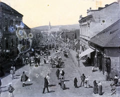 Románia,Erdély, Bánffyhunyad, Kossuth Lajos utca (Fő utca, strada Horea), jobbra a Takarékpénztár épülete, távolabb a római katolikus templom látható., 1907, Magyar Földrajzi Múzeum / Erdélyi Mór cége, cégtábla, szekér, bolt, ökörfogat, bocskor, condra, Fortepan #96253