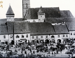 Románia,Erdély, Medgyes, a város főtere (később Piaţa Regele Ferdinand I), háttérben az evangélikus templom., 1900, Magyar Földrajzi Múzeum / Erdélyi Mór cége, piac, szekér, bolt, üzletsor, Fortepan #96266