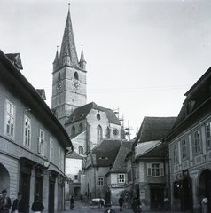 Románia,Erdély, Nagyszeben, az evangélikus székesegyház a Kistoronyi utca (Strada Turnului) felől nézve., 1900, Magyar Földrajzi Múzeum / Erdélyi Mór cége, gótika, toronyóra, székesegyház, Fortepan #96268