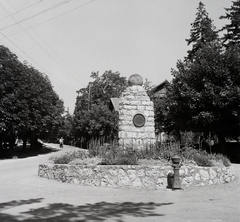 Magyarország, Balatonfüred, Jókai Mór utca - Blaha Lujza utca sarok, Jókai-obeliszk., 1955, Kotnyek Antal, képarány: négyzetes, emlékmű, Fortepan #96281