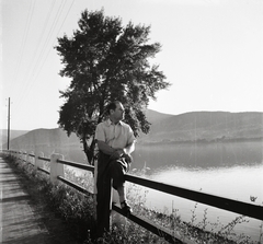 Magyarország,Dunakanyar, Visegrád, a 11-es főút a hajóállomás közelében, a Duna túlpartján Nagymaros., 1955, Kotnyek Antal, korláton ülni, képarány: négyzetes, Fortepan #96288