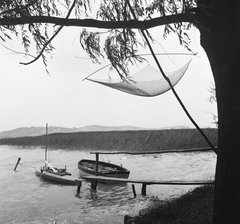 Magyarország,Balaton, Szántód, stég a Balaton partjánál, háttérben a nádas felett a Tihanyi-félsziget látható., 1956, Kotnyek Antal, Ráth Károly, csónak, halászháló, Fortepan #96289