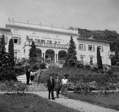 Magyarország,Balaton, Tihany, a felvétel a Park szálló, az egykori József főhercegi nyaralókastély, később pártüdülő, előtt készült., 1955, Kotnyek Antal, épületdísz, növény, szálloda, nyár, Fortepan #96305