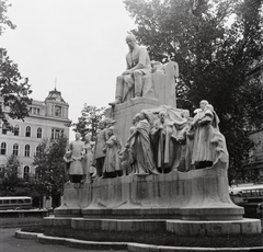 Magyarország, Budapest V., Vörösmarty tér, Vörösmarty Mihály szobra (Kallós Ede, Telcs Ede és Márkus Géza 1908.), balra a Gerbeaud-ház., 1958, Kotnyek Antal, szobor, Hild József-terv, Budapest, szoborcsoport, Vörösmarty Mihály-ábrázolás, Fortepan #96308