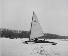 Magyarország, Balatonfüred, a befagyott Balaton a hajóállomásnál., 1956, Kotnyek Antal, Ráth Károly, jégvitorlás, Fortepan #96320